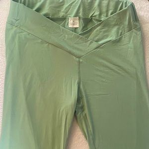 NWOT Maternity Under Belly Capri Pants, XL